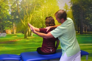 Patientin der Schmerztherapie bei einer Einzelstunde in der Physiotherapie