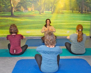 Patientengruppe der Schmerztherapie bei einer Therapieeinheit Pilates