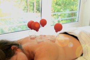 Patientin der Schmerztherapie beim Schröpfen